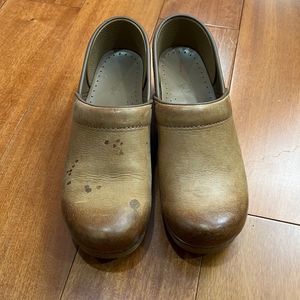 Dansko Professional Honey Distressed size 39